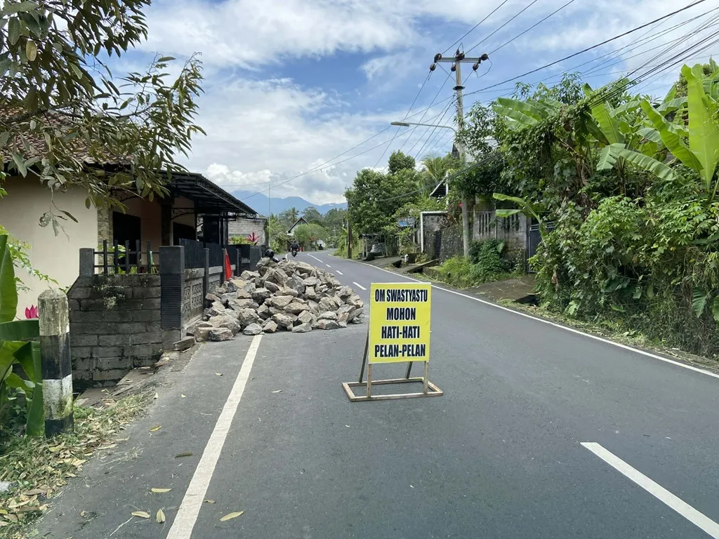 Stavební materiál na silnici ve vesnici Gunungsari Bali