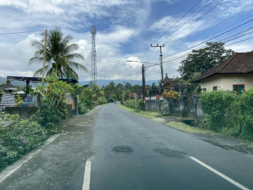 Tam kde stará silnice končí a začíná nová v Gunungsari Bali.