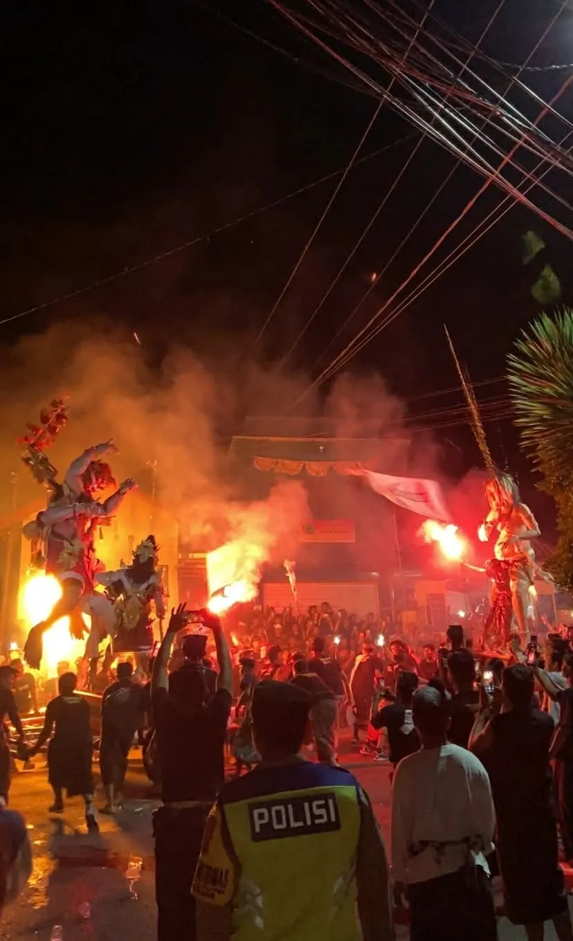 Noční průvod a souboj monster Ogoh-Ogoh plný ohně, kouře a pyrotechniky na Bali.