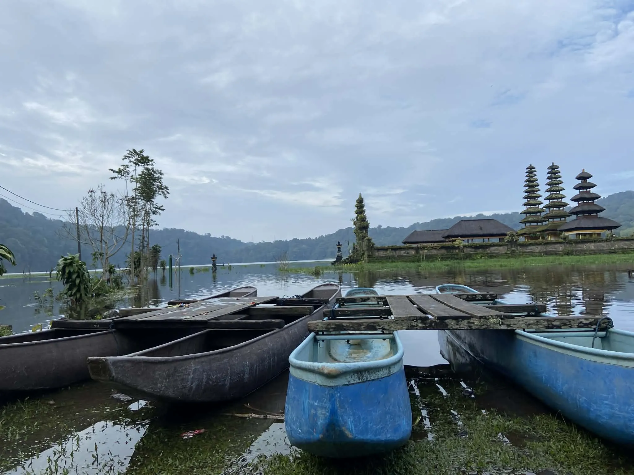 Tradiční lodě na jezeře Tamblingan na Bali