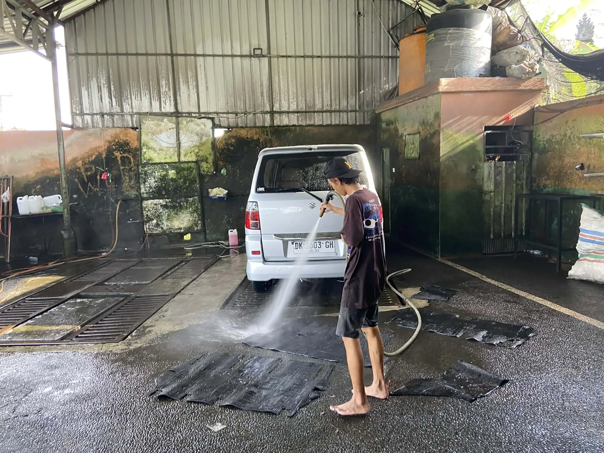 Oplach auta tlakovou vodou v automyčce na Bali
