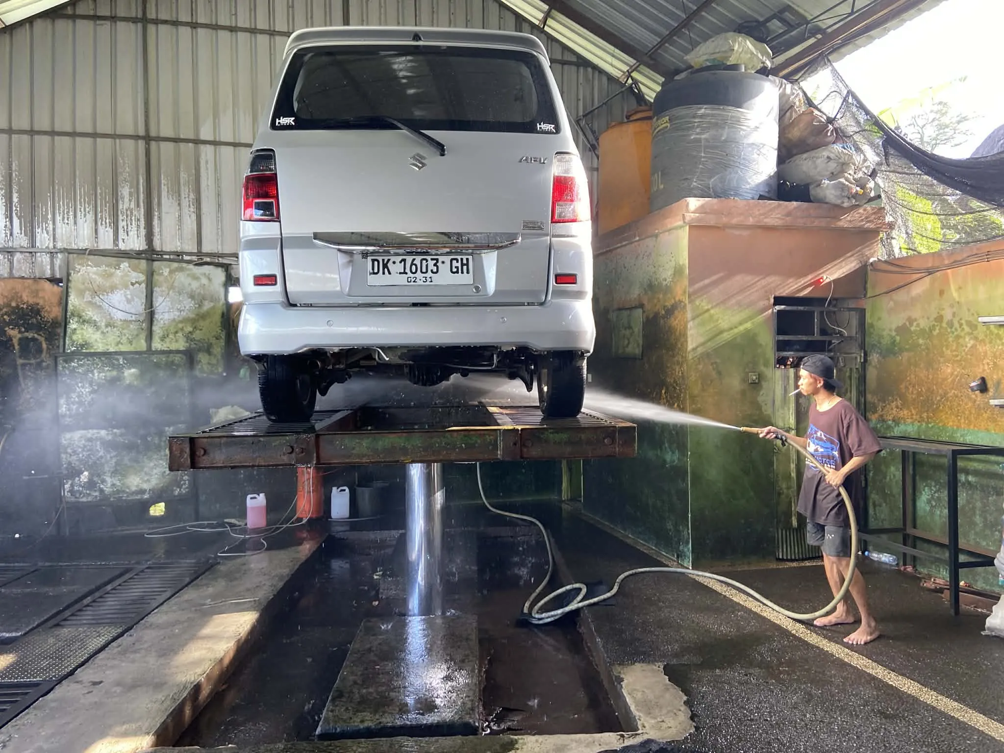 Čištění podvozku auta na zvedáku v Bali automyčce