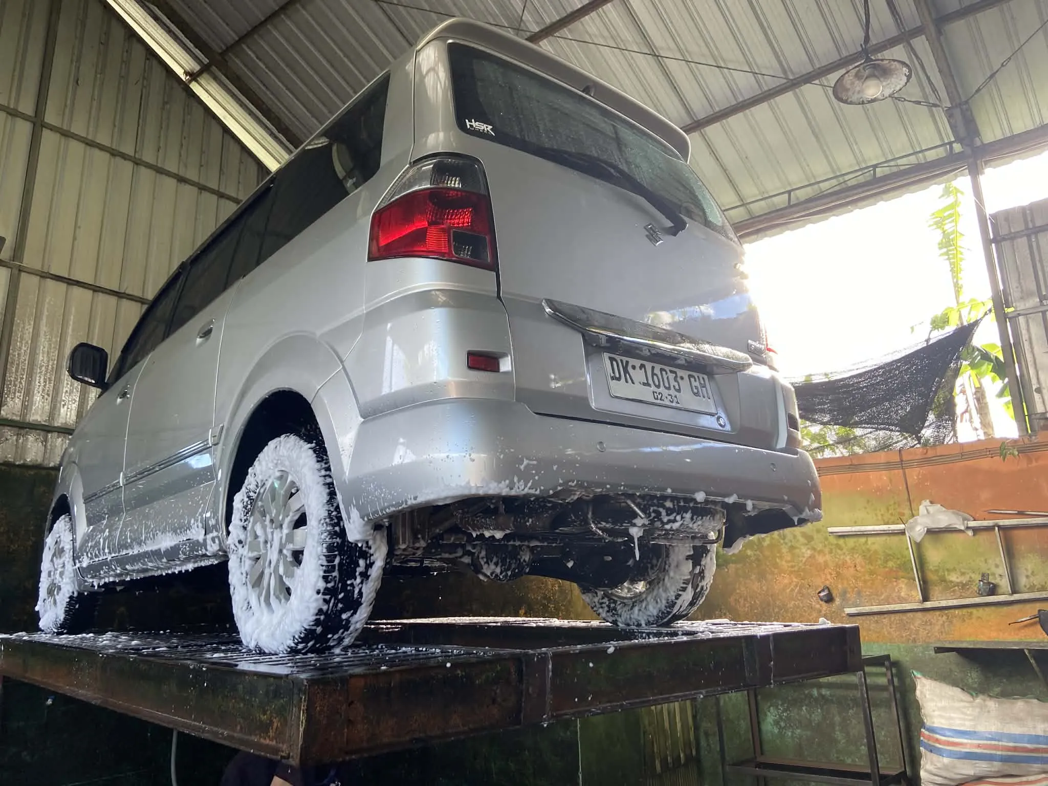 Ruční mytí auta v automyčce na Bali
