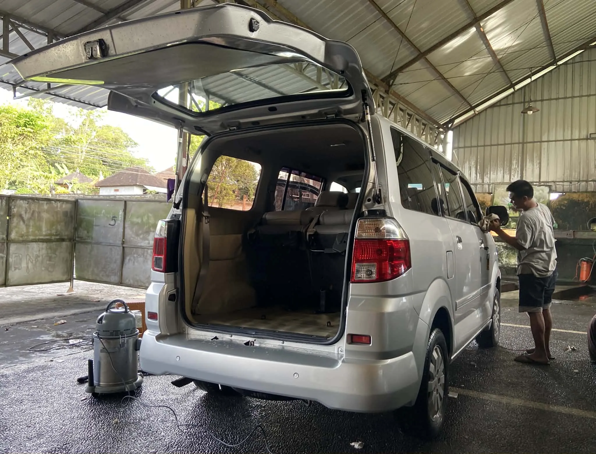 Vysávání interiéru auta v automyčce na Bali