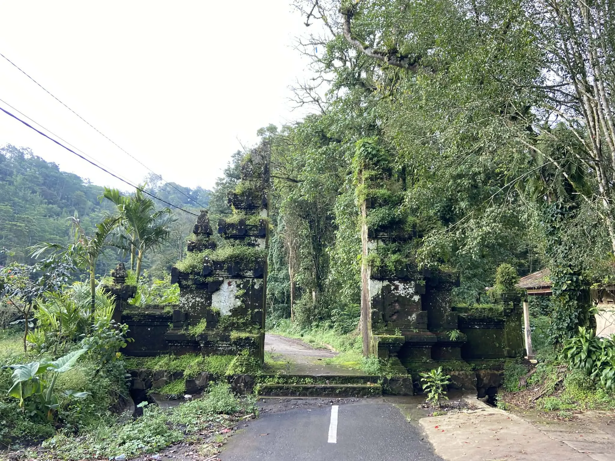 Vstupní brána k jezeru Tamblingan na severu Bali