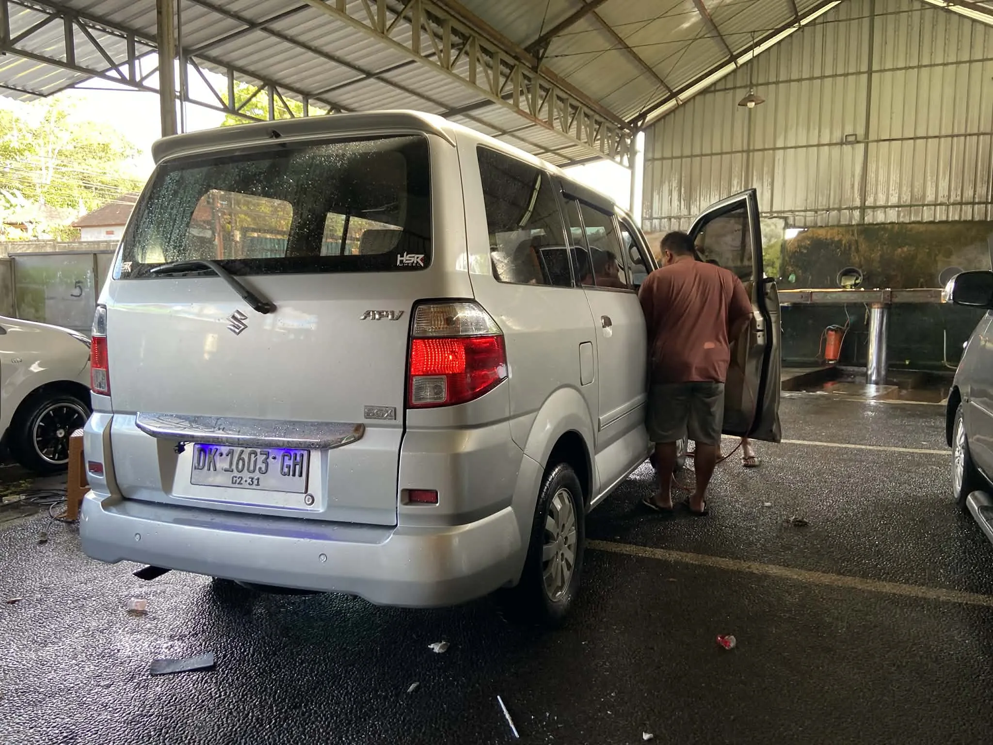 Sušení auta po mytí v automyčce na Bali