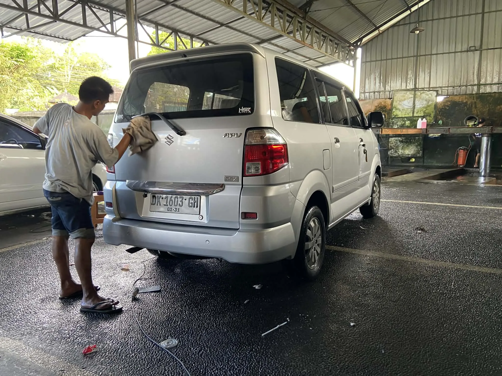 Leštění auta po mytí v automyčce na Bali