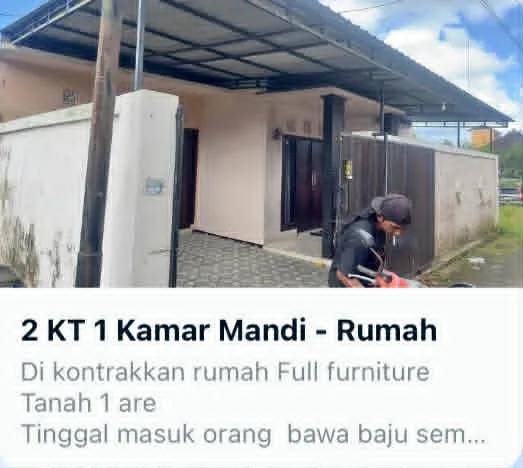Screenshot indonéského online inzerátu na pronájem lokálního domu (rumah) na Bali s popisem a fotkou ulice.