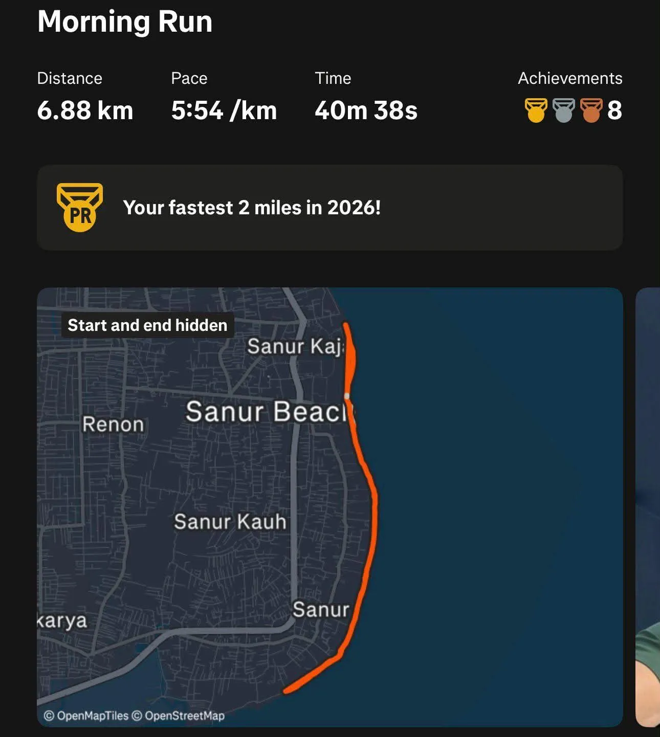 Snímek z fitness aplikace zobrazující trasu běhu o délce necelých 7 km podél pobřeží Sanur Beach na Bali.