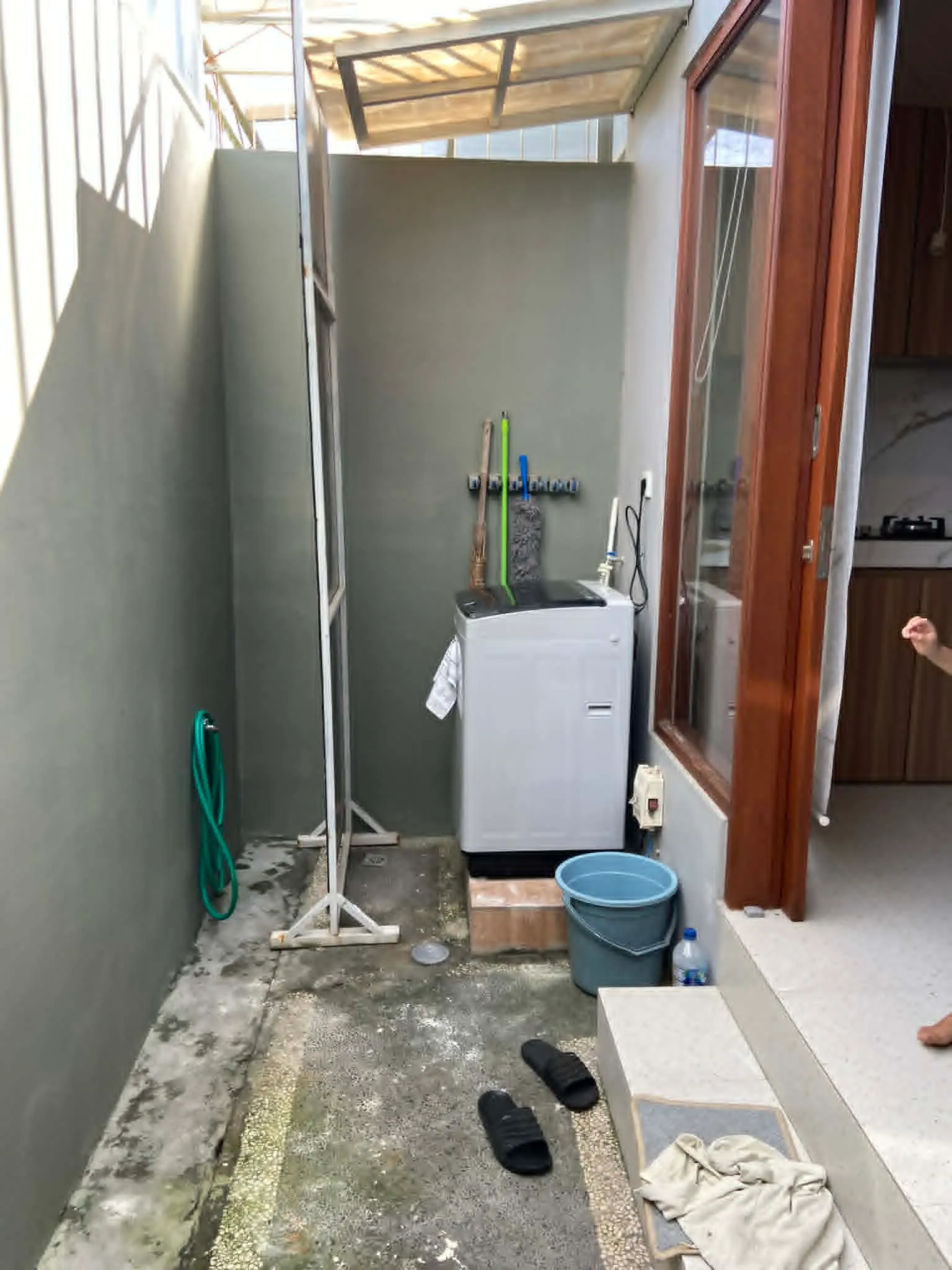 Série fotografií exteriéru a interiéru čistého dvoupodlažního domu v bezpečné rezidenční čtvrti v Sanuru na Bali. Ukázka světlé ložnice, moderní koupelny a upravené ulice.