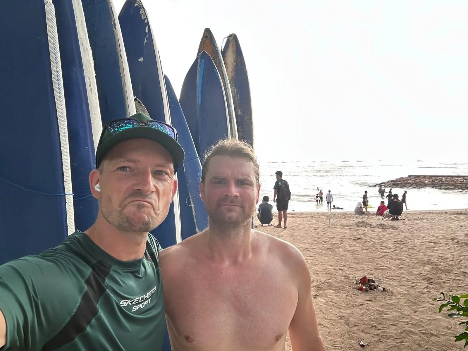 Selfie dvou českých běžců na písečné pláži v Sanuru po ranním běhu podél moře.
