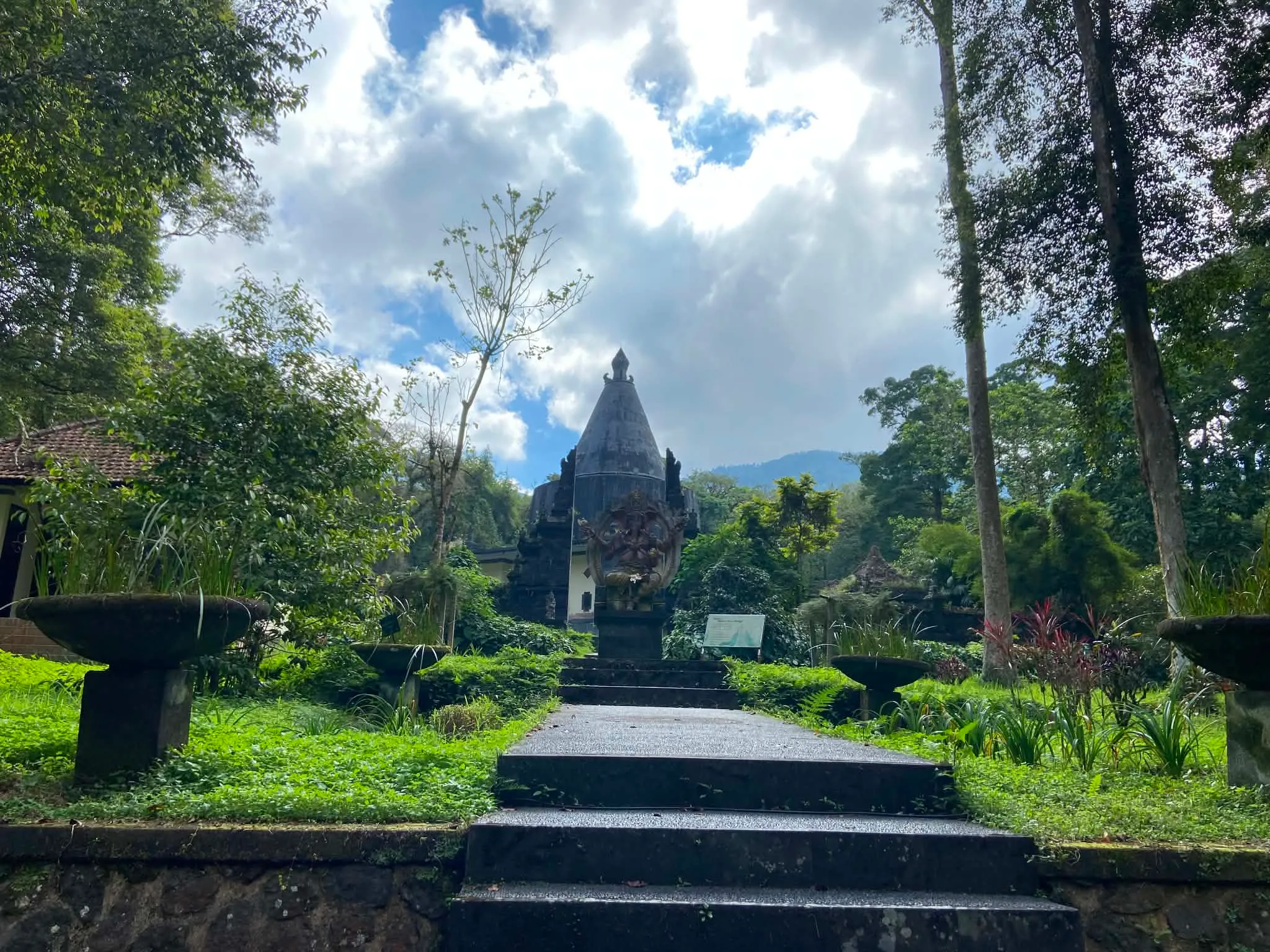 Tradiční kamenná stavba a muzeum Panca Yadnya v botanické zahradě Kebun Raya Bali