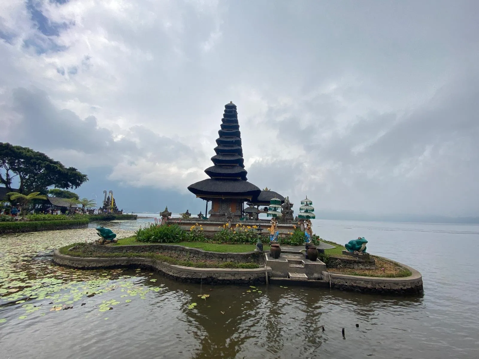 Chrám Ulun Danu Beratan na jezeře Beratan na Bali, jedenáctipatrová věž meru na ostrůvku obrostlém lekníny, pohled z hladiny jezera