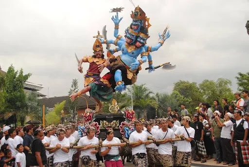 Průvod Ogoh-Ogoh při rituálu Pengrupukan před svátkem Nyepi na Bali