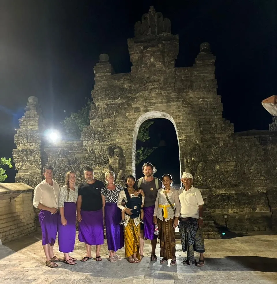Český průvodce na Bali s balijskou manželkou a rodinou ve chrámu