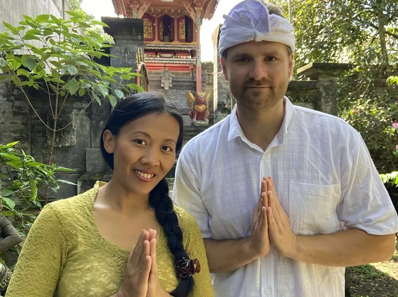 Ondra a Yani v tradičním balijském oděvu před rodinným chrámem — váš realitní tým na Bali